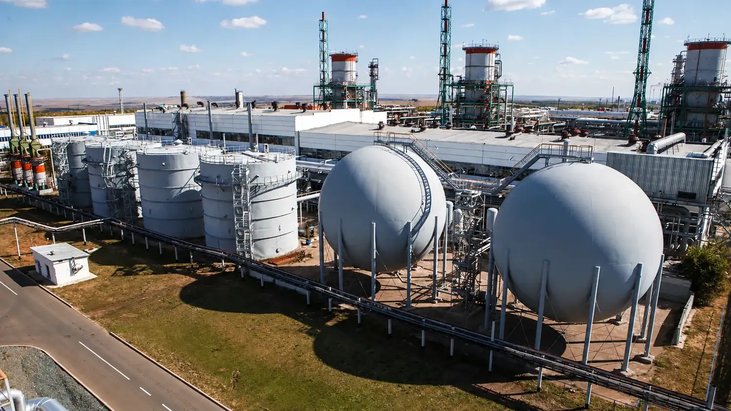 Industrial helium storage vessels