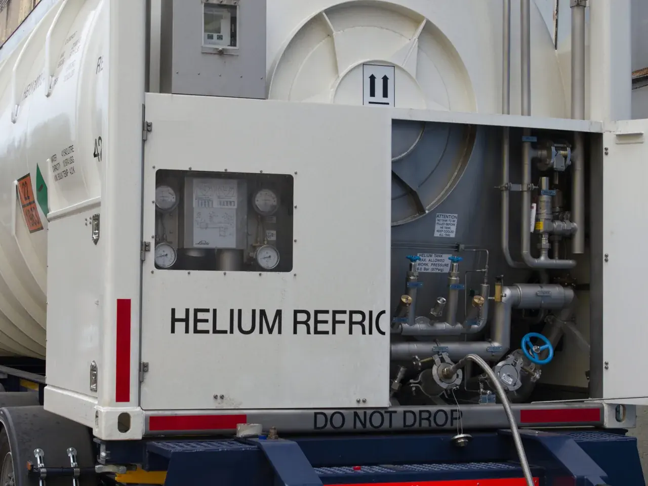 Liquid helium transport container