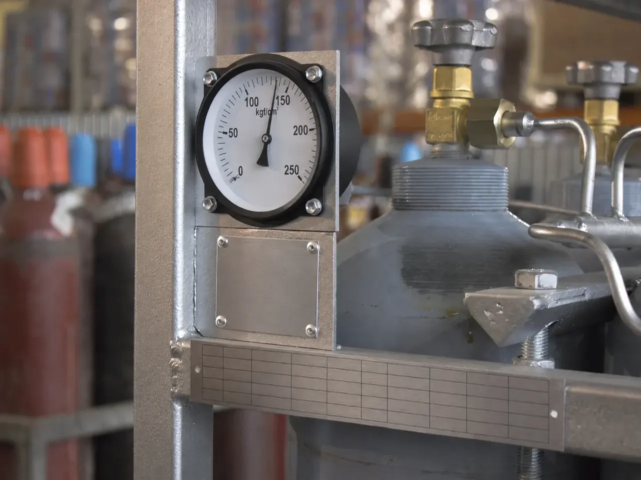 Gas manifold with valves and pressure gauge